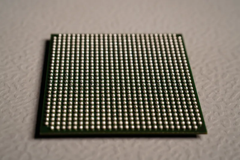 Unterseite eines Ball Grid Array mit sichtbaren Balls