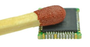 Der nur 7,5x7,5mm kleine QFN-Adapter im Vergleich zu einem Streichholz