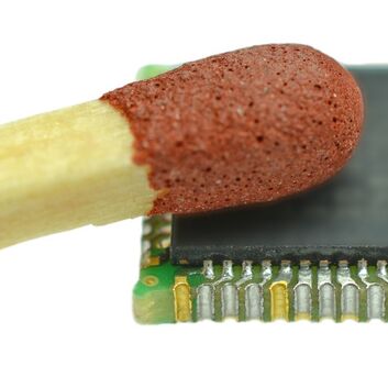 QFN-Adapter im Vergleich zu einem Streichholz